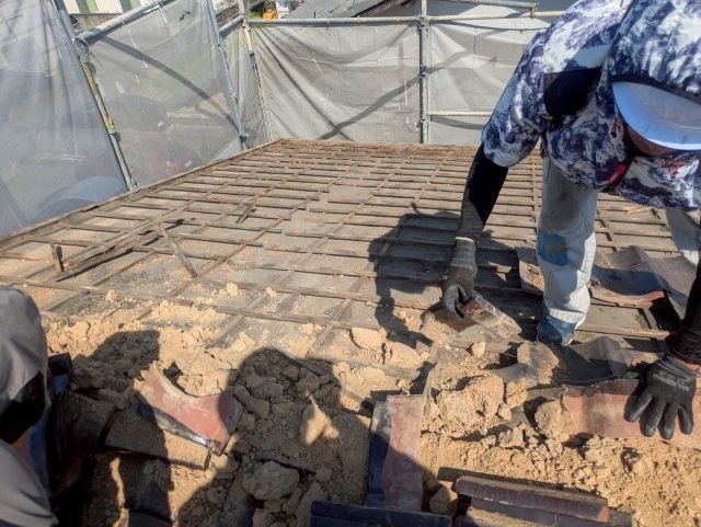 姫路市で葺き替え工事に伴う瓦の取り外し
